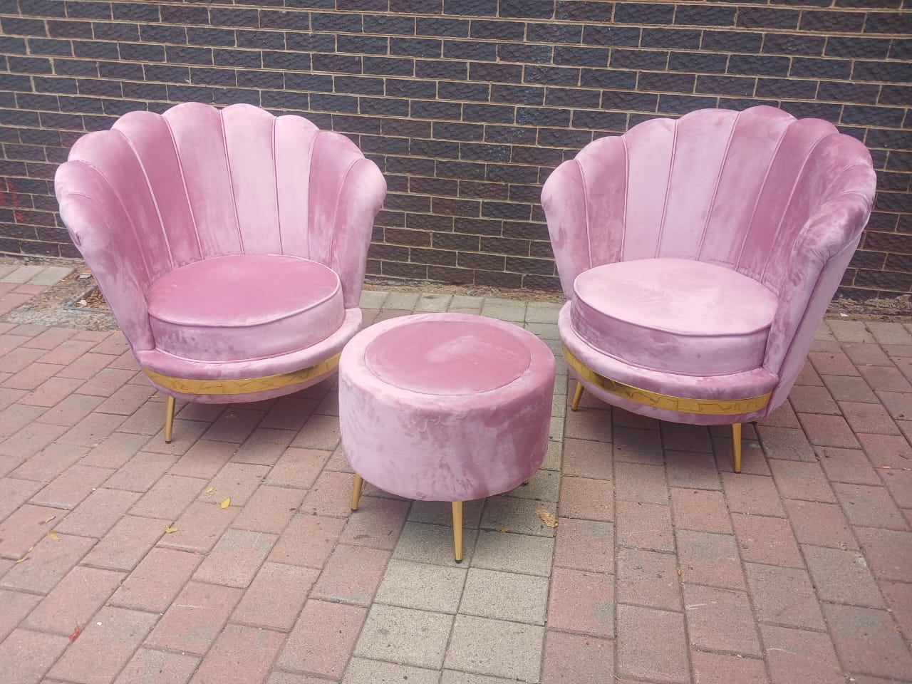 2 single seater Tulip chairs & a small Coffe table